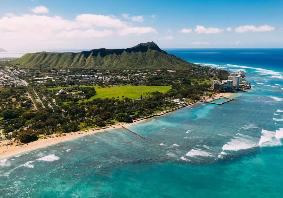 Queen's Beach with Leahi in the background - Hawaii Tourism Authority (HTA) / Vincent Lim